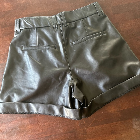 Abercrombie Vegan Leather Tailored Short - Picture 3 of 4